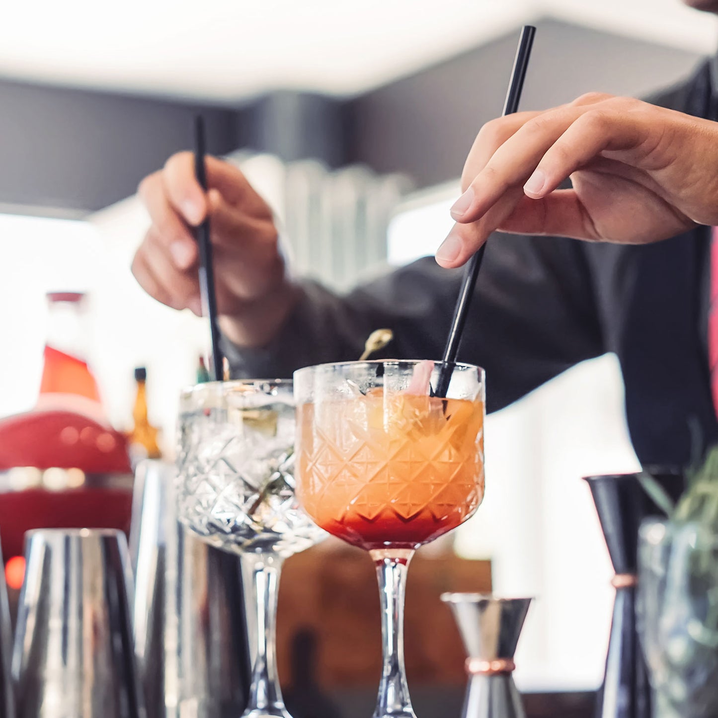 Verschiedene Longdrinks in Zubereitung